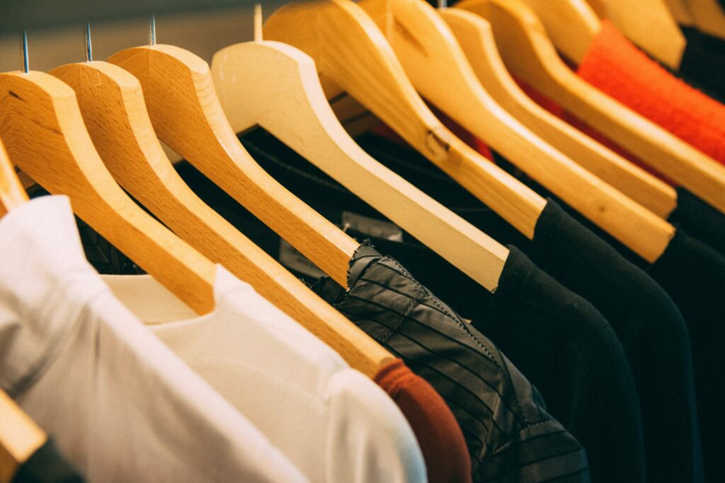 Dreitüriger Kleiderschrank