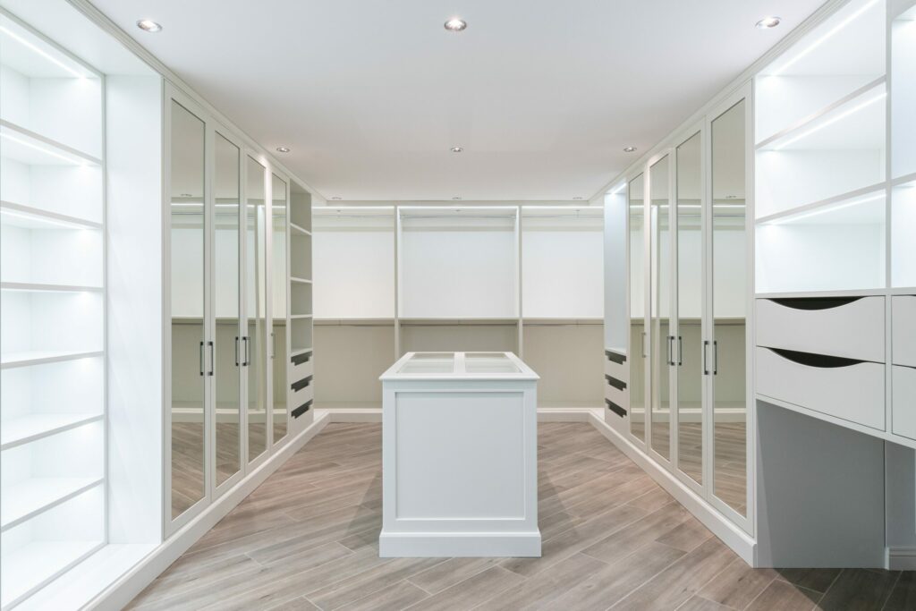 Kleiderschrank mit Spiegel