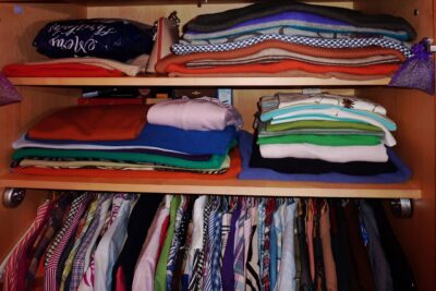 Offener Kleiderschrank