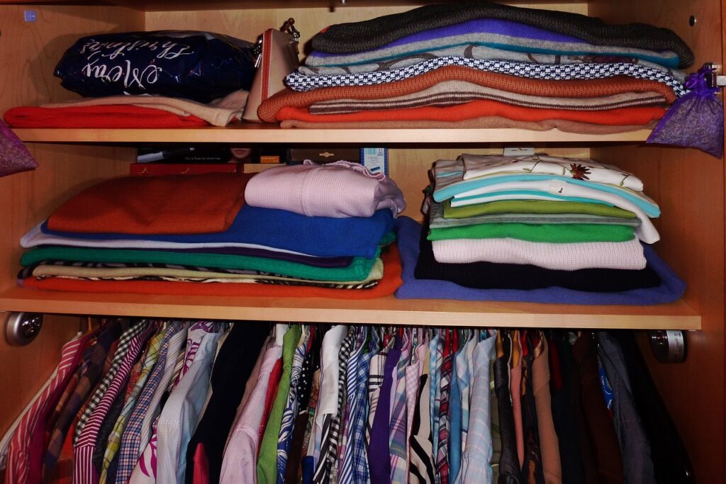 Offener Kleiderschrank