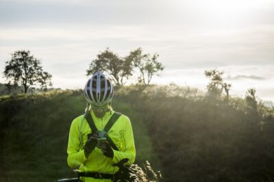 Handy beim Fahrradfahren